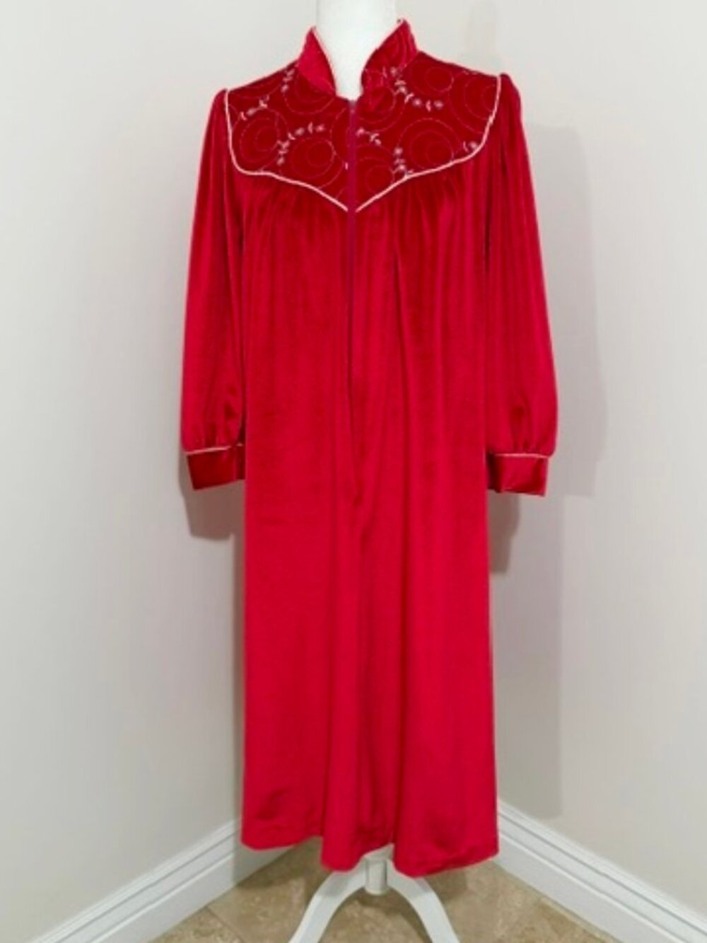 Vintage Heather Collection Red Velvet Velour Housecoat Robe Long Sleeve Size M